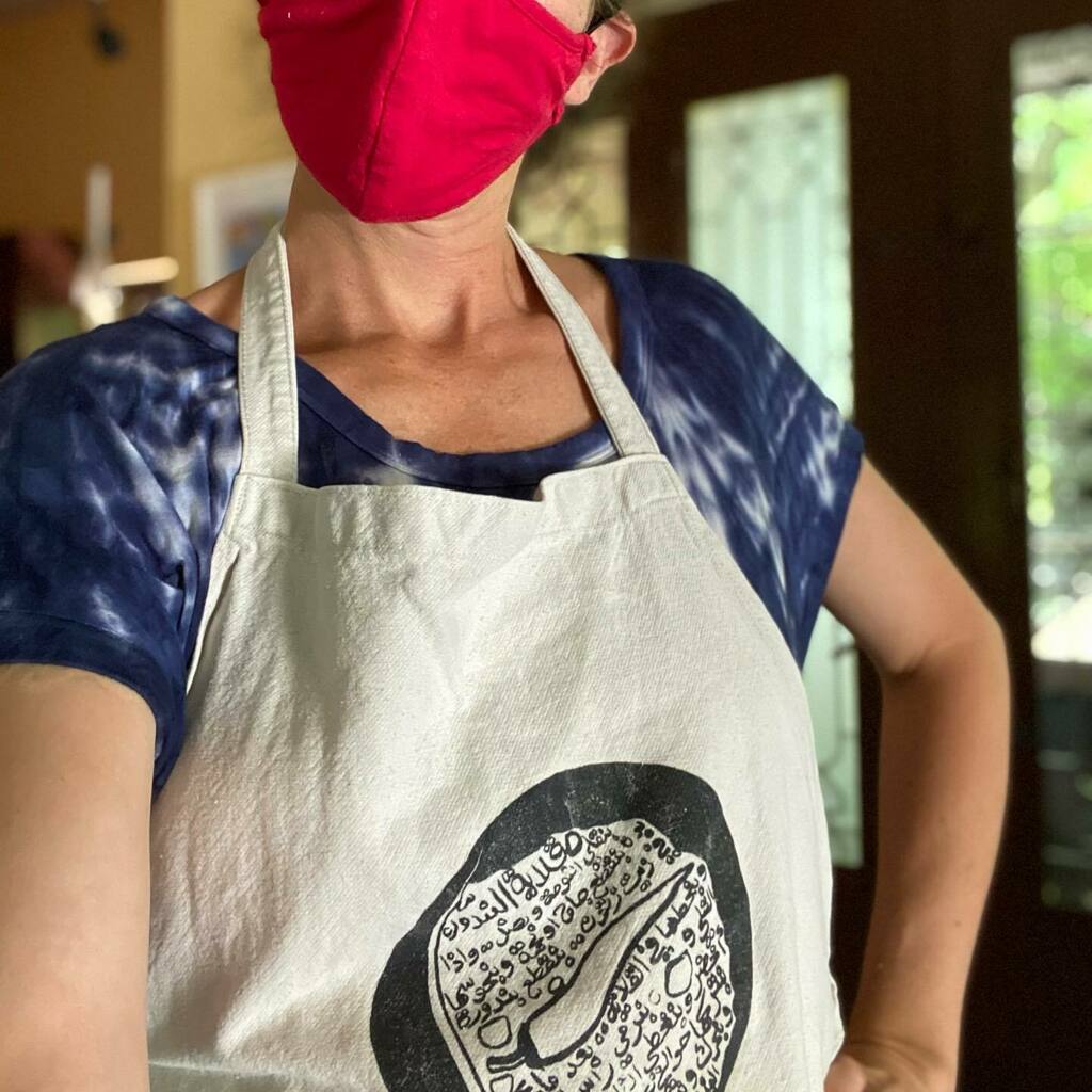 Handmade aprons with traditional Palestinian dishes and recipes—just in case you couldn’t remember how to make the dish in your own!!! 😉

#boutiqueshoppingonline #cookingapron #palestinianfood #traditionalrecipe #arabfood #fairtrade #madewithlove #su… instagr.am/p/CRBVkZ9taNA/