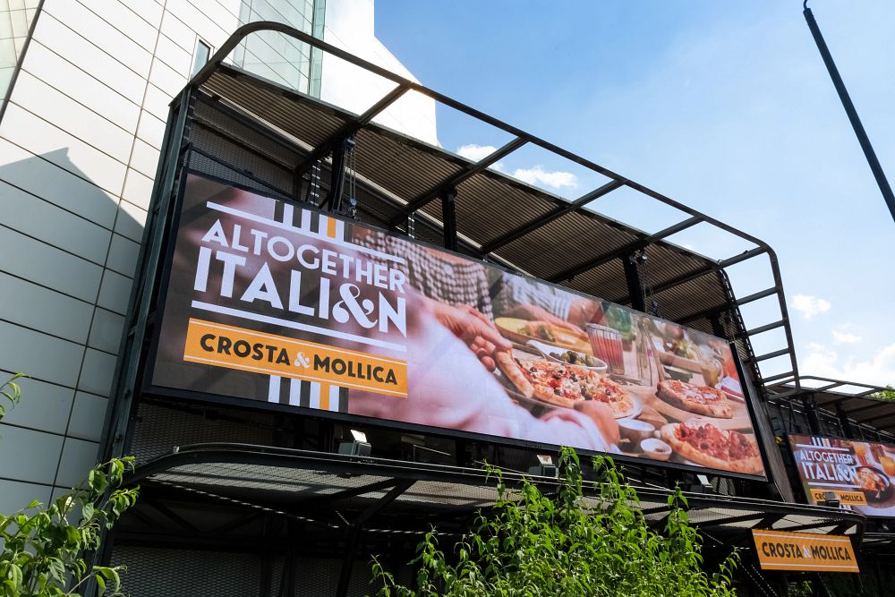 BonRichard's tweet photo. Talk about timing, viva Italia 🇮🇹 @crostamollica kick-starting their #OOH campaign in style - running their delicious creative #Storm #Cromination #Italian #Italy
#AltogetherItalien #FMCG #PlatformForBrands #EURO2020 https://t.co/EjfdDbprCy