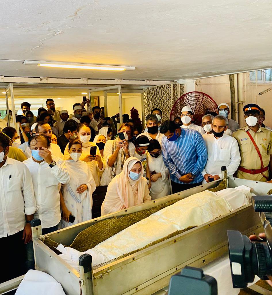 AslamShaikh_MLA's tweet image. Paid homage to #DilipKumar Saheb at his residence. My deepest condolences to family especially #SairaBanu Ji, and fans. End of an era… 🙏🏻