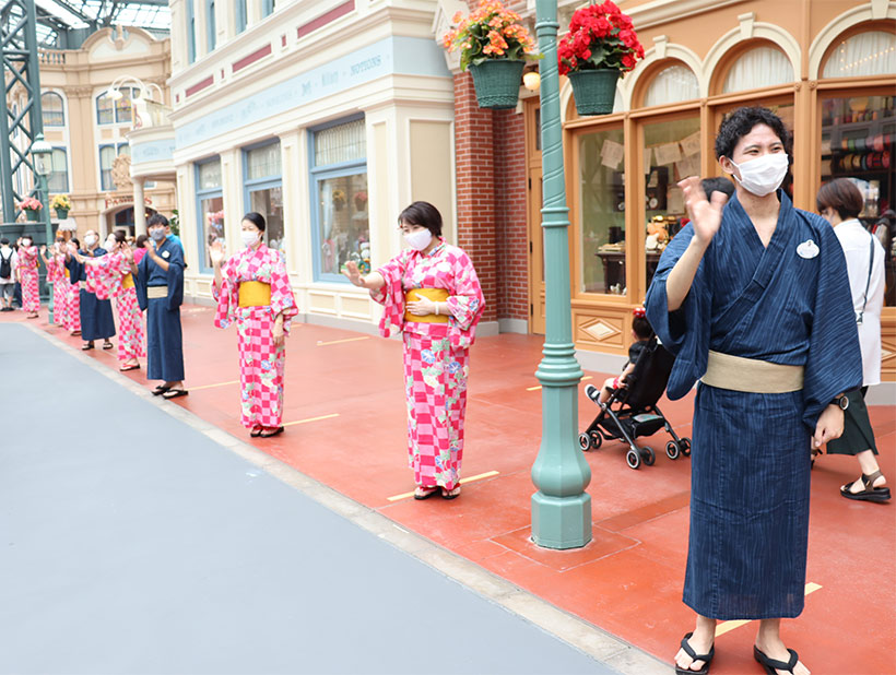 東京ディズニーリゾートpr 公式 明日は 七夕 ですね みなさんの願い事はもう決まりましたか 東京ディズニーランドと東京 ディズニーシーでは 7月7日のオープン時にキャストが並んでお出迎えをする予定ですよ 浴衣のキャストにも会えるかも どうぞ