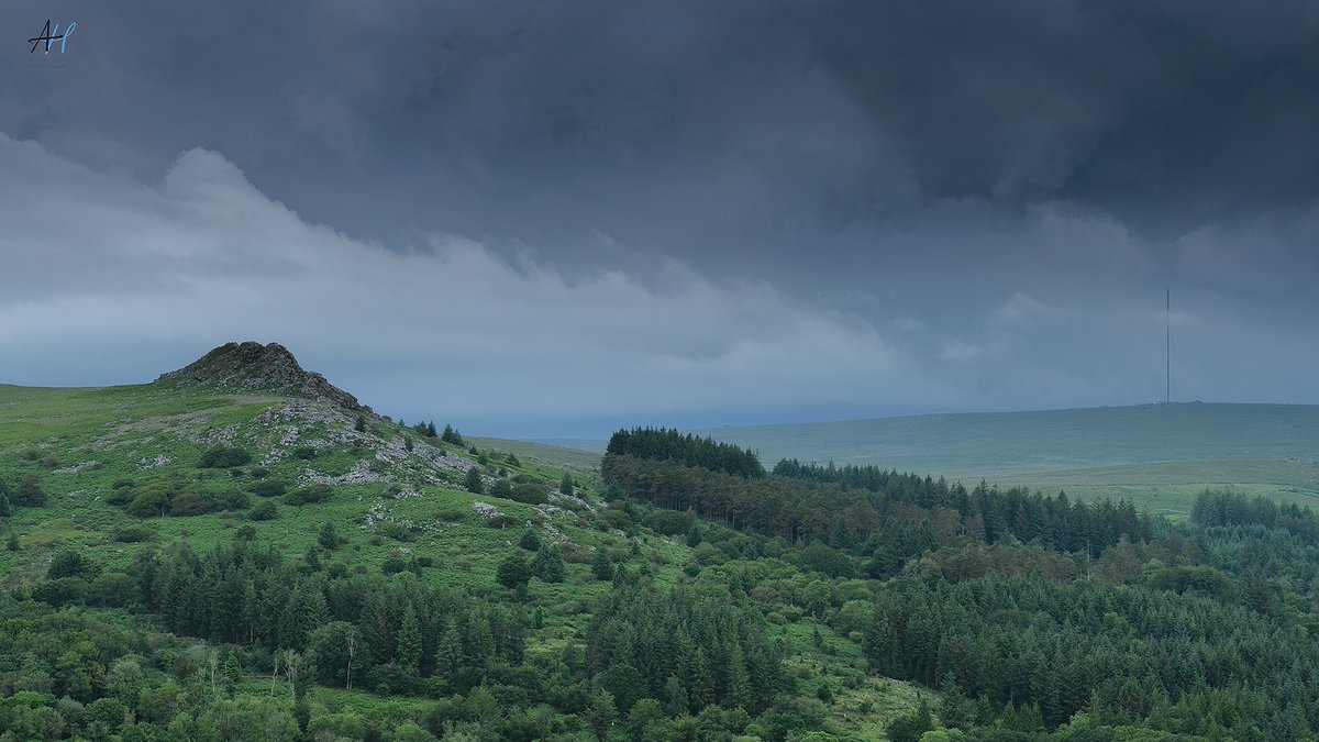 AlanHowe3's tweet image. On the slopes of Sheepstor with @dartmoorshots last week. The light had gone, the cloud had rolled in and the midge had come out to party. One more shot then time to bail.
@kasefiltersuk @benrouk1 @dartmoormag @dartmoornpa @uknationalparks #Dartmoor #Devon