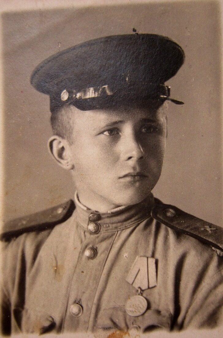 Хоруженко Владимир Алексеевич
Воспитывала его старшая сестра Татьяна родители умерли от голода
На войну Володя сбежал. Ему было только 14 лет Подросток стал «Сыном полка»
Участвовал в обороне Сталинграда
Во времена Карибского кризиса служил на Кубе встречался с Фиделем Кастро.