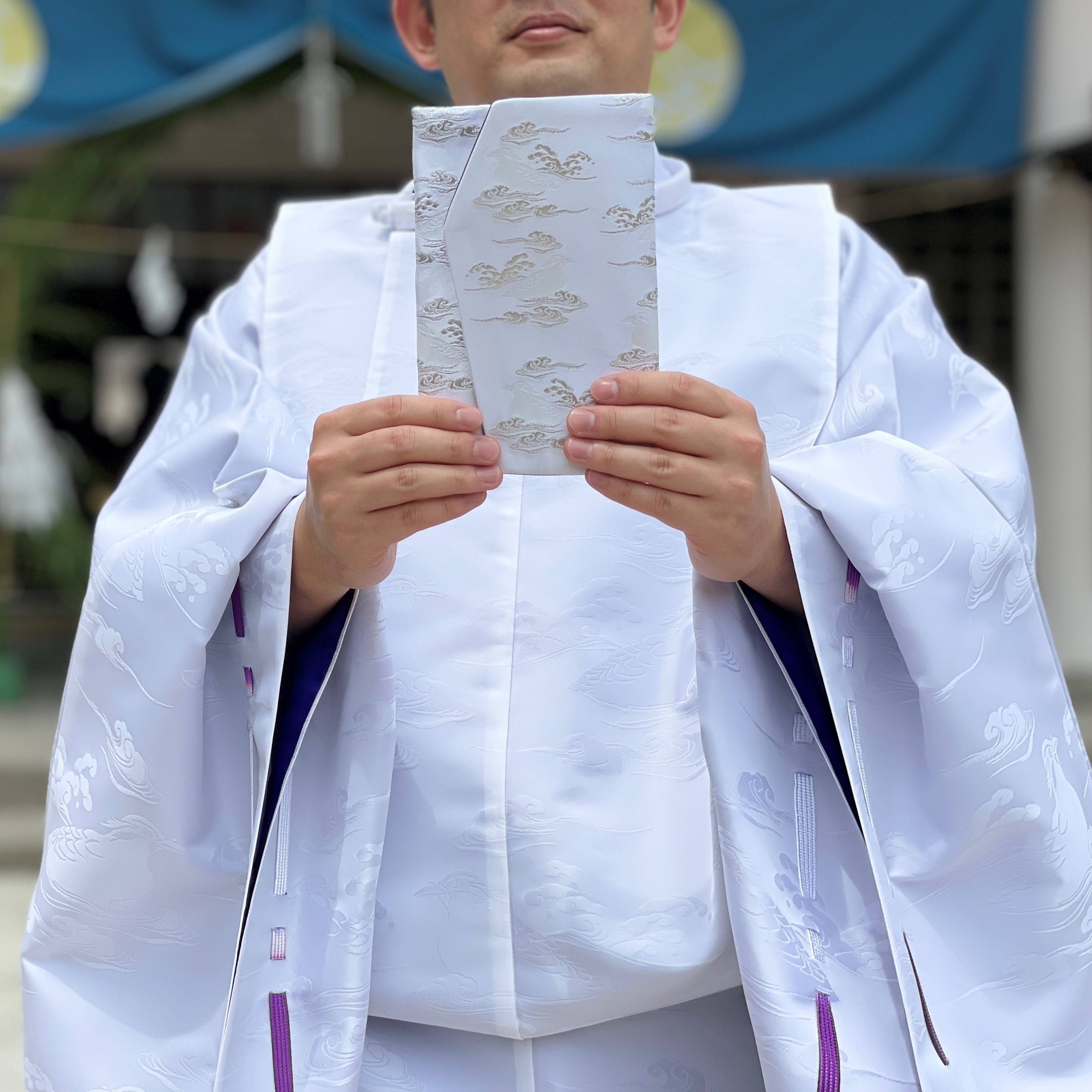 善知鳥神社 オンライン授与所開設記念企画 御朱印帳袋を本日より授与いたします 特別な神事でのみ着装される狩衣と同じ 善知鳥紋 で仕立てました 善知鳥神社の神使であるウトウが波間に漂う様が表現された当社固有の有職文様です T Co