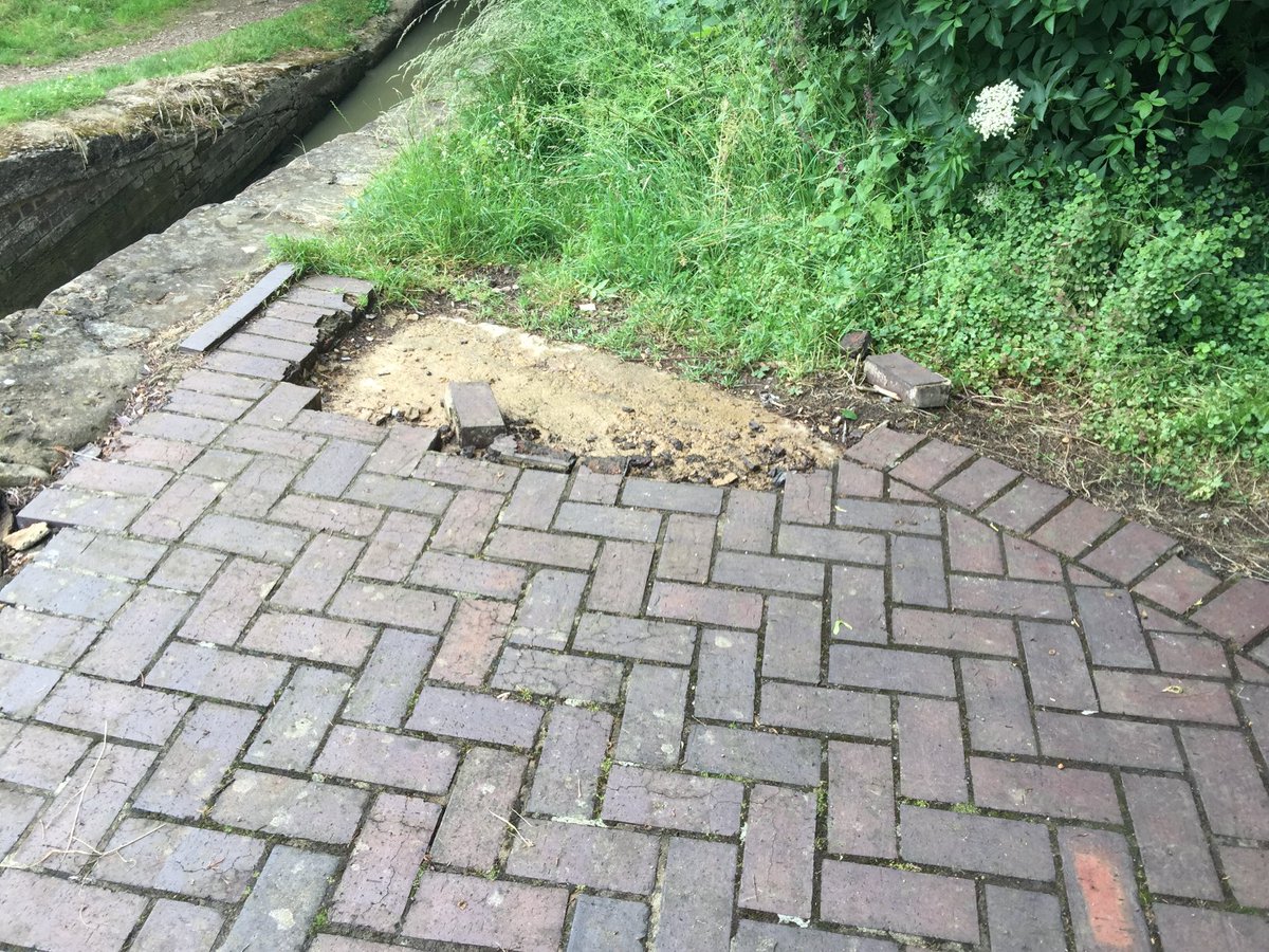 OX3reporting's tweet image. We think this is a safety issue that is due for attention on the Oxford Canal ⁦@CRTContactUs⁩