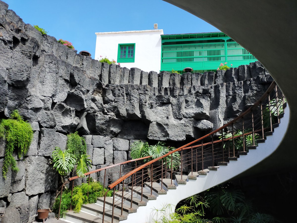 Hay escaleras y escaleras... #cesarmanrique #sanbartolome #lanzarote #islascanarias #latituddevida @cactlanzarote @TurismoLZT @CabildoLZ @VickyPalmaMeteo @canarias_es @CanaryIslandsEN @holyber @BinterCanarias @Canaryfly_ @FOexpress @LineasArmas @spain 😎