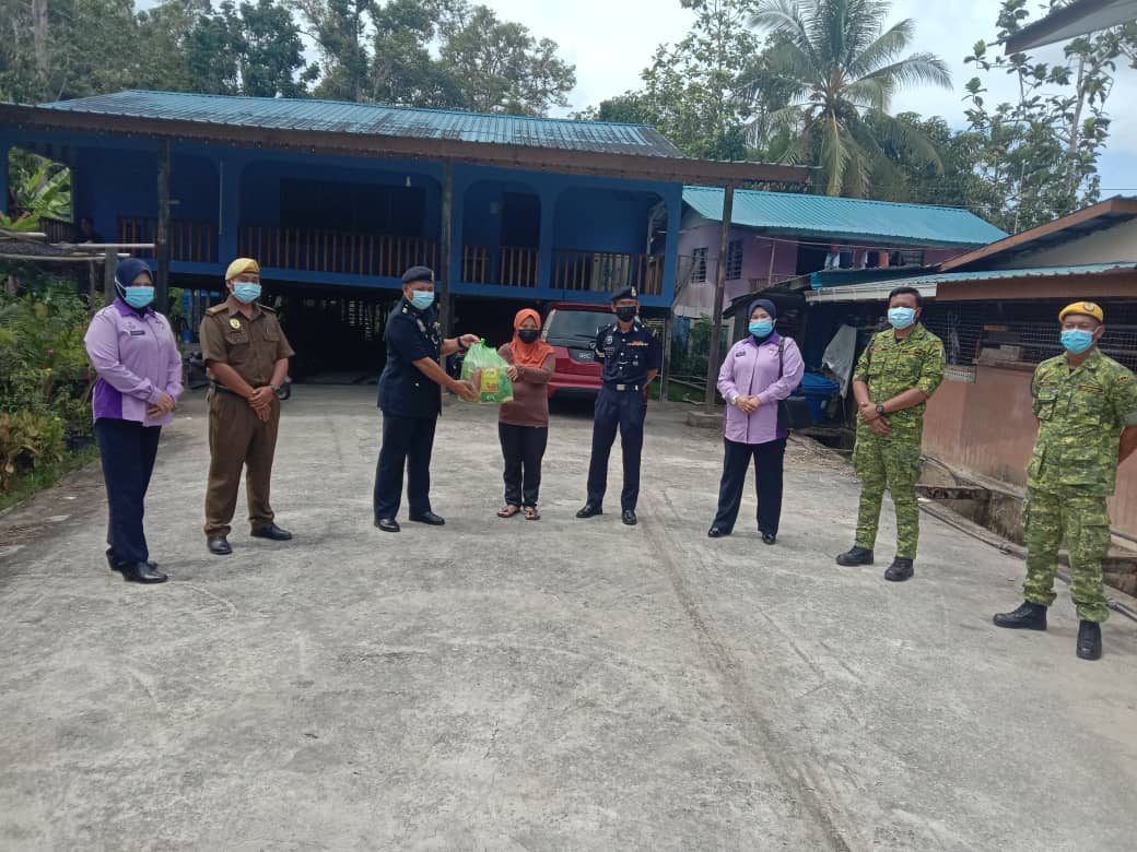 RELABetong's tweet photo. Op Bantu Daerah Betong melibatkan PDRM Daerah Betong , Amanita PDRM Daerah Betong dan Pegawai  Jabatan Sukarelawan Daerah Betong
#OPBANTU
#SETIAMEMBANTU
#SETIABERBAKTI
#DAERAHBETONG
#PDRM
#KDN
#KementerianDalamNegeri
# RELA Negeri Sarawak
# RELA Malaysia
# Yahya Sulaiman https://t.co/bRMuDMxfUe