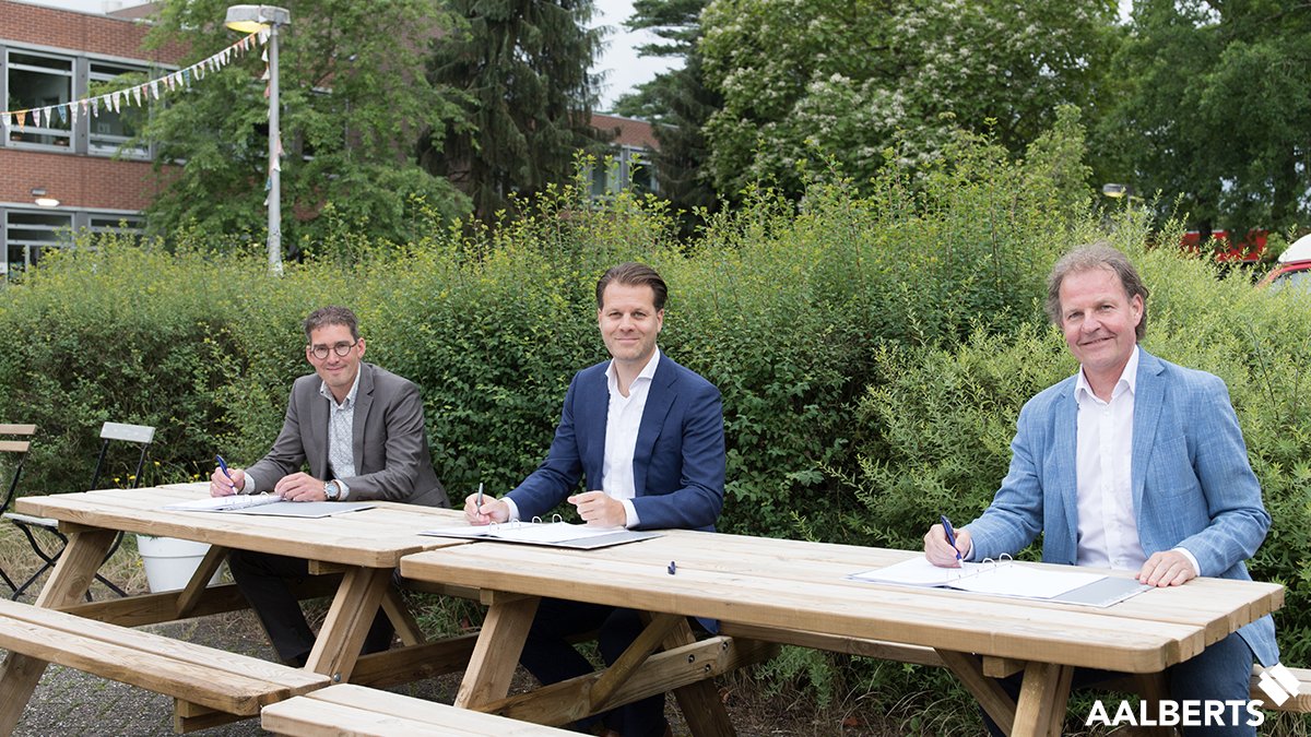 Aalberts (@aalbertsbouw) on Twitter photo Op 5 juli ondertekenden @DID_BV en Aalberts een intentieovereenkomst met Woonstichting SSW voor de ontwikkeling van circa 30 nieuwe sociale- en middenhuur woningen in <a href="/GemDeBilt/">Gemeente De Bilt</a>. Lees meer: bit.ly/2VeyN30 #huurwoning #nieuwbouw #projectontwikkeling Op 5 juli ondertekenden @DID_BV en Aalberts een intentieovereenkomst met Woonstichting SSW voor de ontwikkeling van circa 30 nieuwe sociale- en middenhuur woningen in <a href="/GemDeBilt/">Gemeente De Bilt</a>. Lees meer: bit.ly/2VeyN30 #huurwoning #nieuwbouw #projectontwikkeling