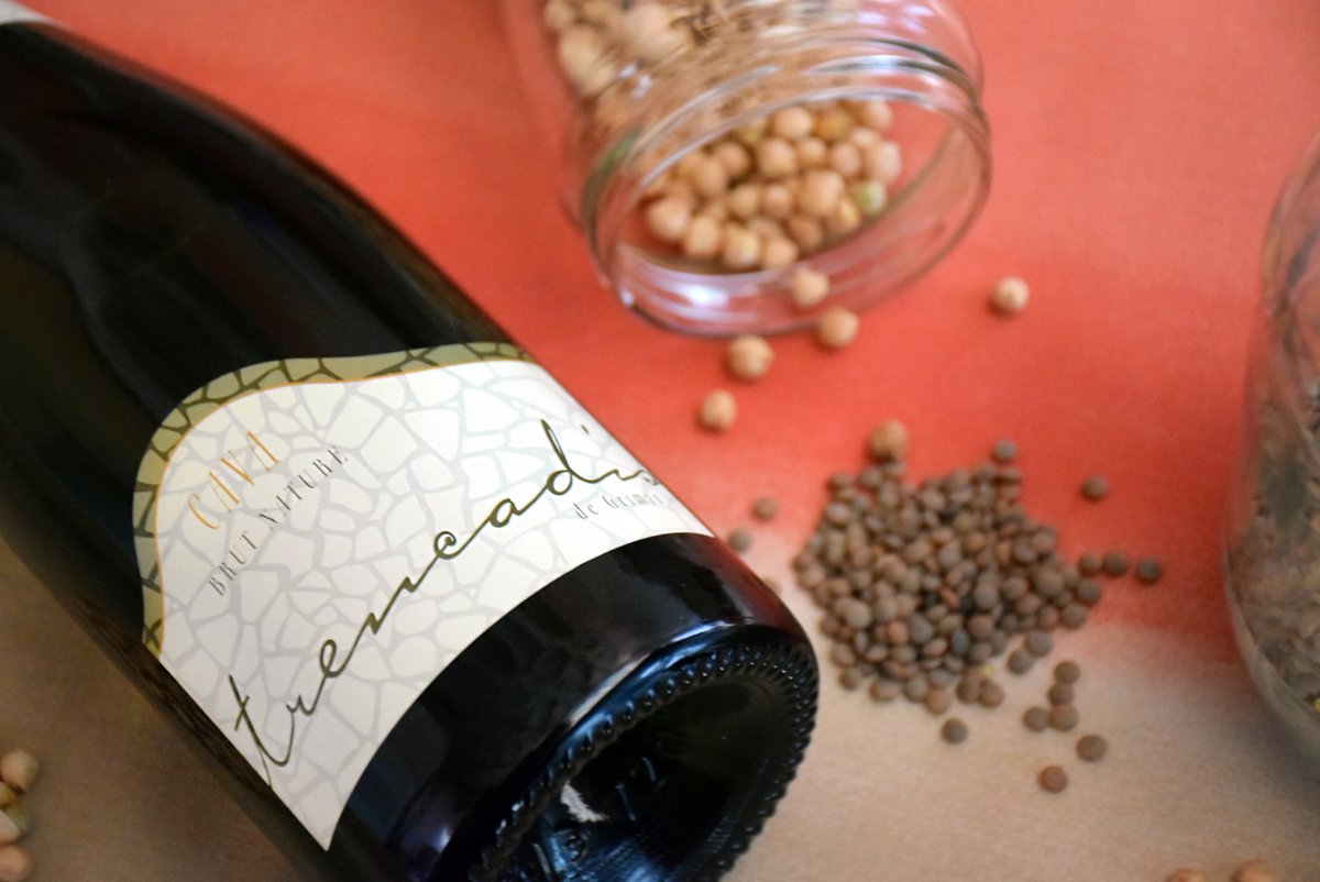 🥂🏠 Per què no gaudir de #lacarreteradelvi també des de casa?

🌡⬆️ En aquests dies on la calor apreta, us proposem escollir un escumós de la #wineroad i maridar-lo amb una amanida de llegums! Visita els #cellers, coneix els seus vins i emporta't a casa els que més t'agradin! 😉