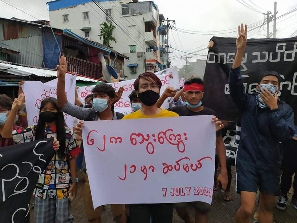 JuneSoe11's tweet photo. Yangon City: Fearless Pro-Democracy Youths from various townships including Tamwe and MagalarTaungnyut came out to streets 2nd time on Jul7 to continue #Unforgettable7thJuly strike, against Fascist regime. #WhatsHappeningInMyanmar https://t.co/HXVdPsCOzy