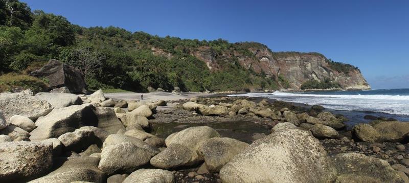 EastJavaTourism's tweet image. #PangasanBeach offers an enchanting beauty either from the shore or from the cliff. Located at Kalipelus, Kebonagung, #Pacitan, this beach is quieter easy to reach. You could accessed the beach for 20 minutes from the city center of Pacitan #TravelToEastJava