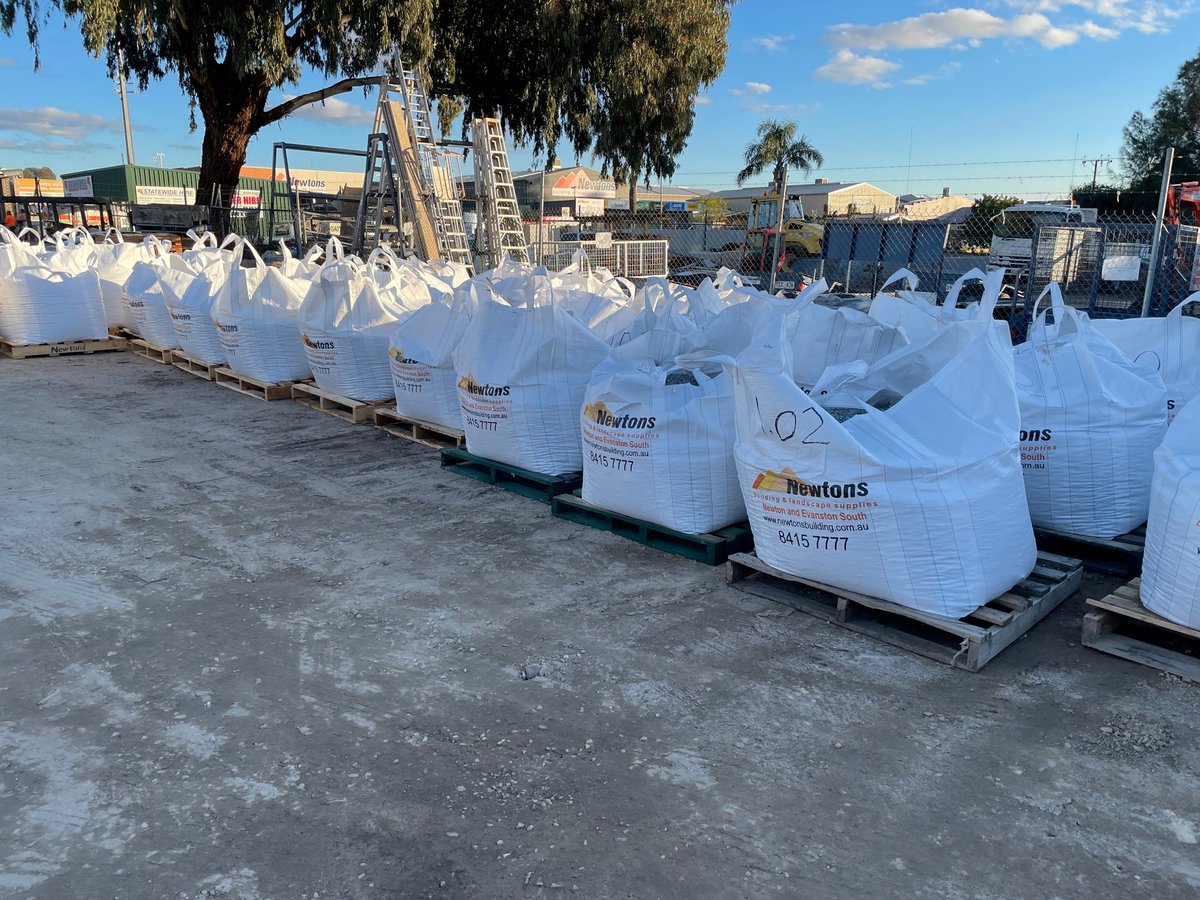 NewtonsBLS's tweet image. It's a sea of bulka bags! 🌊

This huge order of @JeffriesGroup Special Soil and Blue Metal Aggregate was taken by our newest sales team member, Telene, and has been slowly but surely making it's way to site all day.

#NewtonsBLS