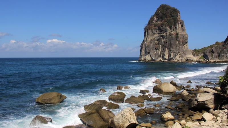 EastJavaTourism's tweet image. #PangasanBeach offers an enchanting beauty either from the shore or from the cliff. Located at Kalipelus, Kebonagung, #Pacitan, this beach is quieter easy to reach. You could accessed the beach for 20 minutes from the city center of Pacitan #TravelToEastJava