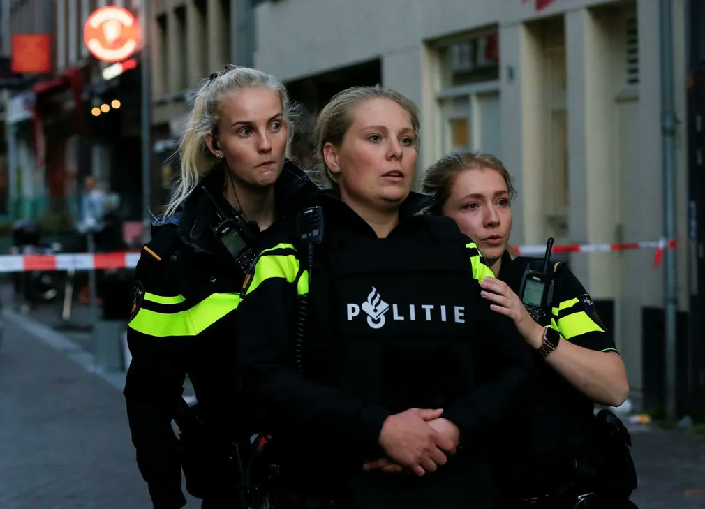 Moed en menselijkheid vastgelegd in beeld. Ik ben trots op onze politie. Ik ben trots op de mannen en vrouwen in blauw en in burger die het in #Amsterdam de laatste tijd flink voor hun kiezen krijgen. 

Foto: Eva Plevier/Reuters 
#peterrdevries #politie #aanslag