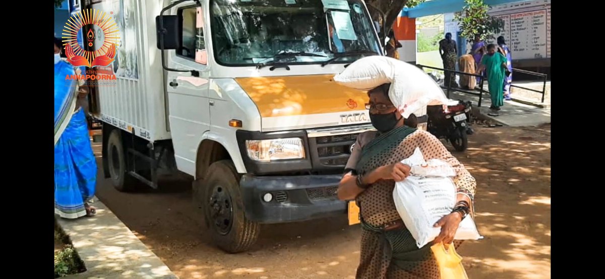annapoornatrust's tweet photo. 1298 school cooks across 52 clusters in Gowribidanur taluk in Chikkaballapur were provided #grocerykits. This is a part of #covidrelief for 15000 cooks across various states.

Read more at: https://t.co/ymwUDRzxy8

#karnataka
#rationkits
Thanks to @the_ristrust and @PFCtweet1 https://t.co/xQIadHhsr4