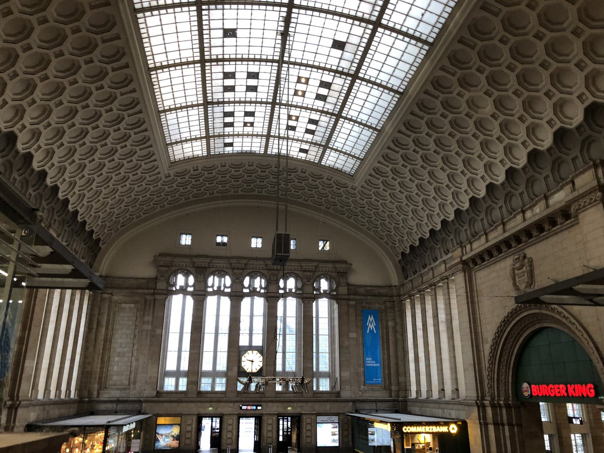 Natascha_Strobl's tweet photo. Ich liebe ja nicht nur alte Züge, sondern auch Bahnhöfe. Und Leipzig hat einen wunderschönen Bahnhof. Traumhaft. Sagt mir mal eure liebsten Bahnhöfe. https://t.co/npeuHmW46e