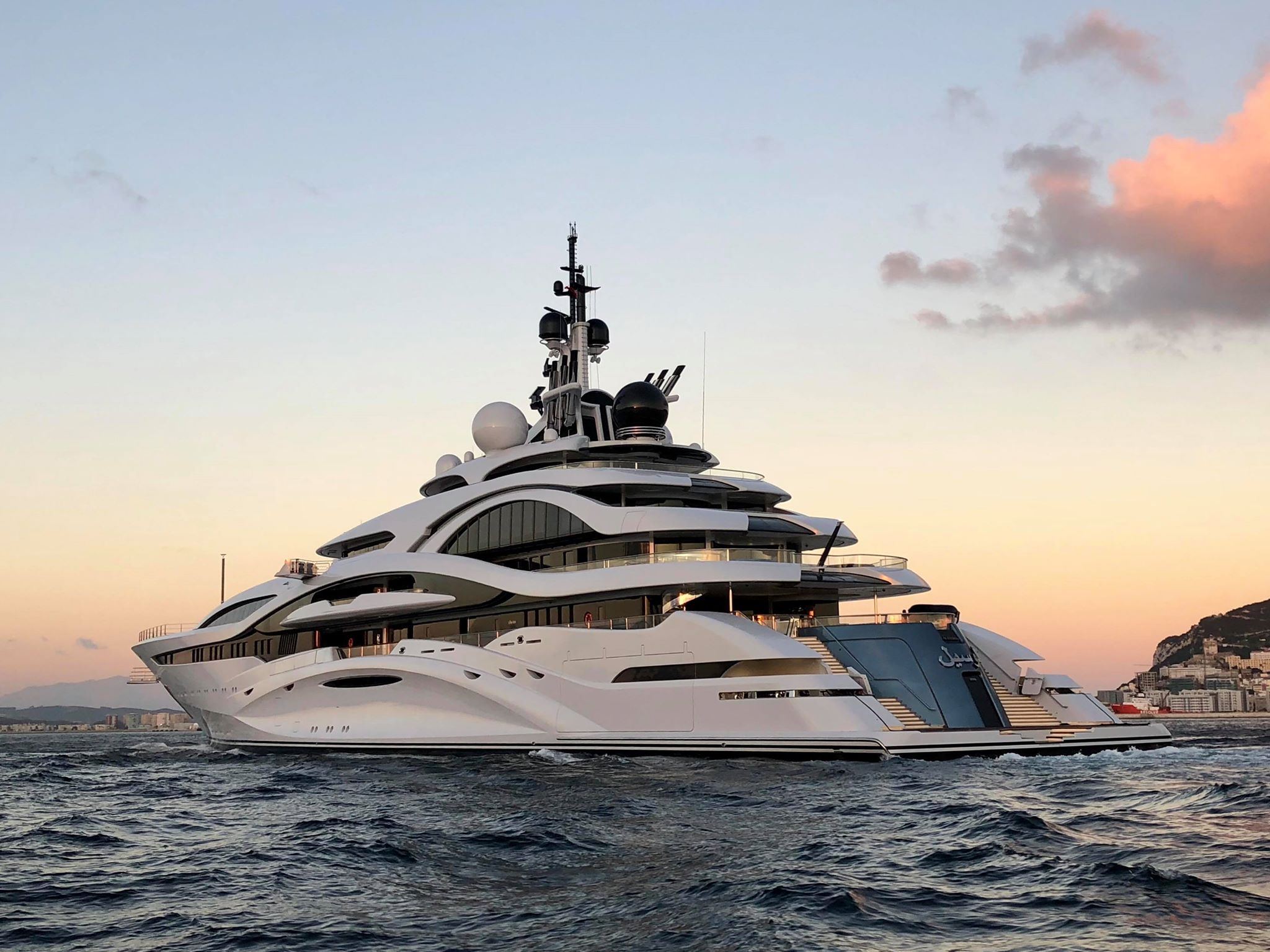 Суперяхта «al Lusail»
