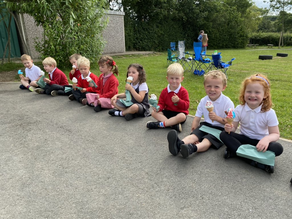 Sypreis a trît bach i’r plant yn ystod amser chwarae!🍦😁🍦 The children had a nice surprise during playtime! 🍦😁🍦