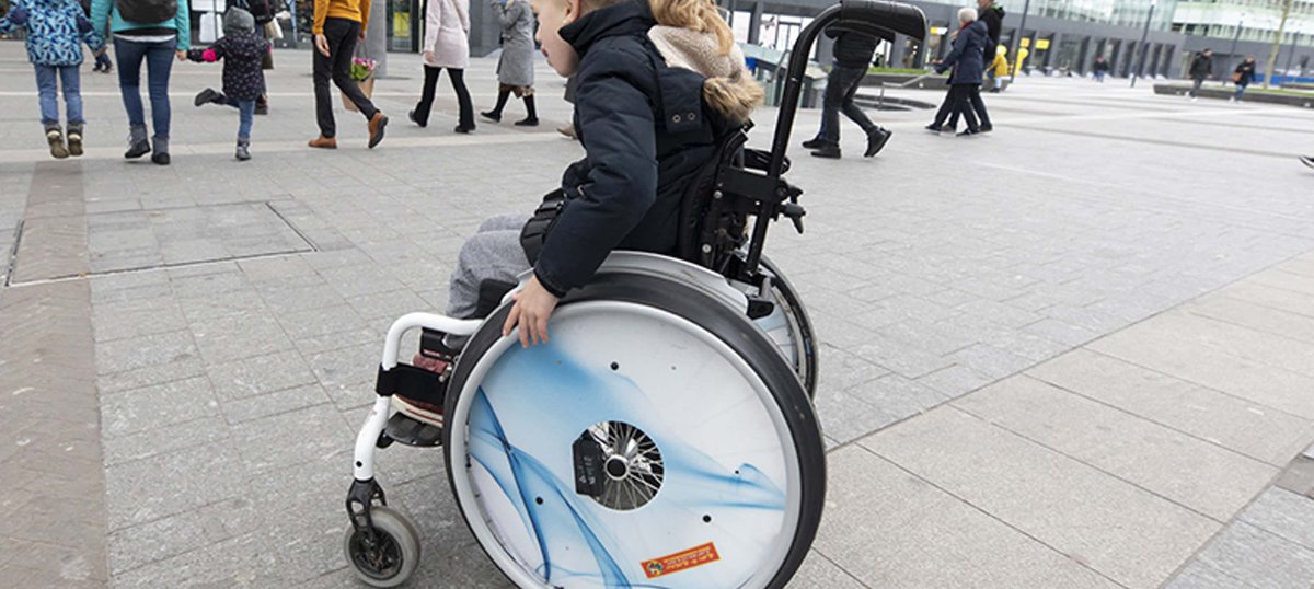 Leer kinderen met een handbewogen rolstoel goed rijden en manoeuvreren. Zo worden ze zelfstandiger en kunnen ze beter meedoen in de maatschappij, blijkt uit promotieonderzoek van <a href="/MarleenSol/">Marleen Sol</a>. Ze pleit voor structurele aandacht voor rolstoelvaardigheden.
hu.nl/onderzoek/onde…
