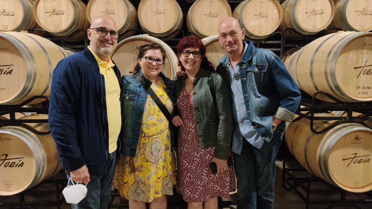 Hoy es San Fermín y este año tampoco puede celebrarse como estamos acostumbrados, pero poco a poco el turismo vuelve a la normalidad y, si te apetece una escapada para disfrutar de la gastronomía y el buen vino, echa un ojo a nuestras opciones de enoturismo. ¡Te van a sorprender!
