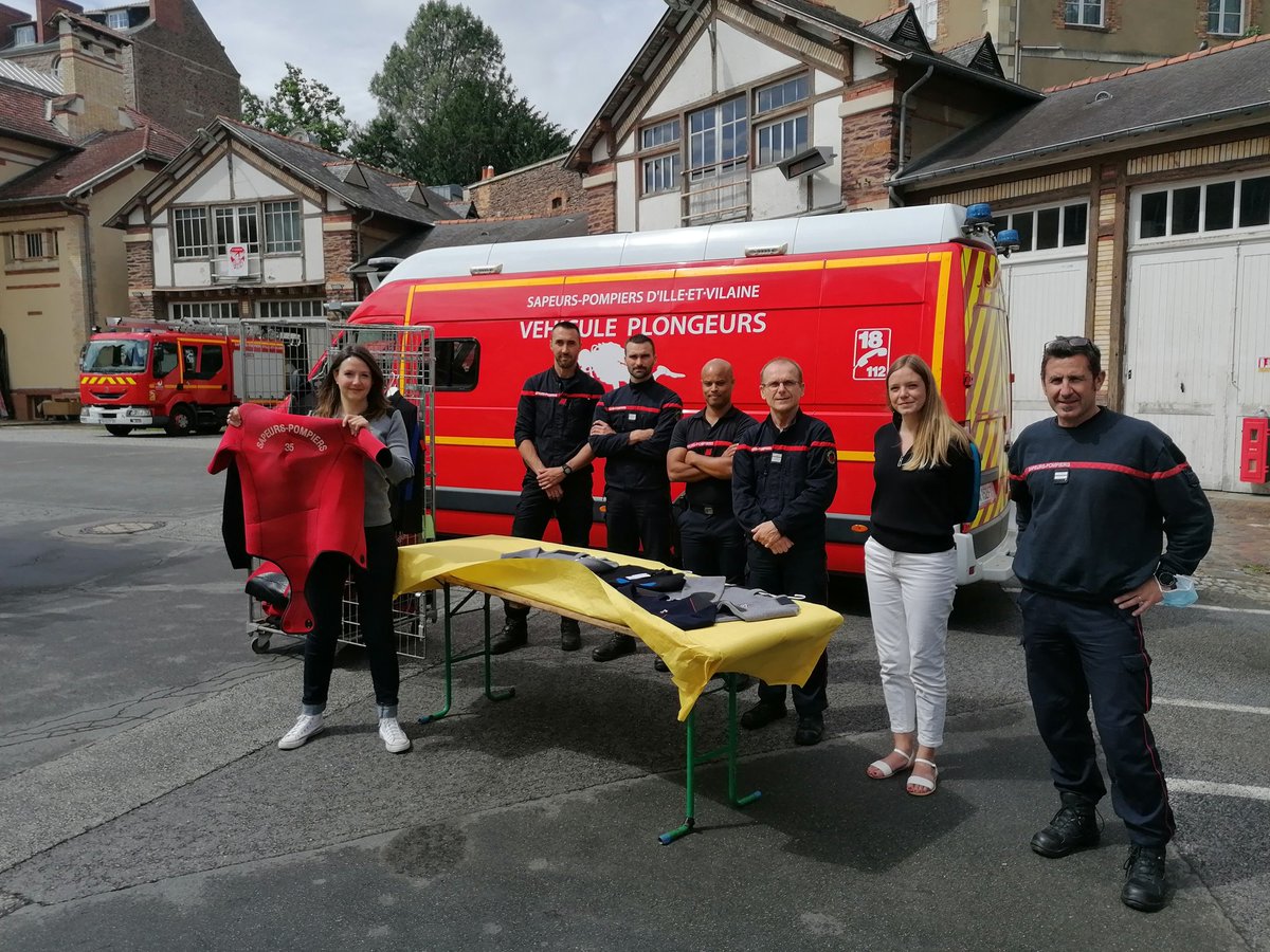SDIS35officiel's tweet photo. ▶ Ce mardi 6 juillet, le SDIS a remis à titre gracieux 20 combinaisons de plongée usagées à la société @teorum pour assurer leur recyclage. 
Merci aux sapeurs-pompiers du centre d'incendie et de secours de Rennes Saint-Georges à l'origine de cette belle initiative ! �� https://t.co/RAss9QyLZl