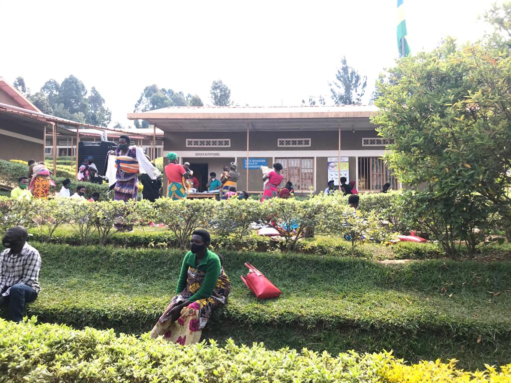 Muri iki gitondo mayor wa <a href="/GicumbiDistrict/">Gicumbi District</a> nyuma yo gusura command post ya umurenge wa #Miyove akareba ko mu isoko bubahiriza amabwiriza yo kwirinda COVID-19, yasuye HC Miyove mu kureba service delivery.<a href="/gatjmv/">Gatabazi Jean Marie Vianney</a> <a href="/NyirarugeroD/">Nyirarugero Dancille</a> <a href="/RwandaLocalGov/">Ministry of Local Government | Rwanda</a> <a href="/RwandaNorth/">Northern Province/ Rwanda</a> <a href="/RBCRwanda/">Rwanda Biomedical Centre</a> <a href="/RwandaHealth/">Ministry of Health | Rwanda</a>