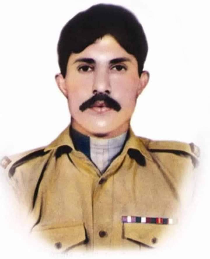 Voiceofskd's tweet photo. #GilgitBaltistan
گلگت بلتستان کے عظیم سپوت حوالدار لالک جان شہید نشان حیدر کا 22 واں یوم شہادت آج عقیدت اور احترام سے منایا جارہا ہے۔ فورس کمانڈر گلگت بلتستان نے شہید حوالدار لالک جان شہید نشان حیدر  کے مزار پر حاضری دی۔ اس موقع پر گارڈ آف آنر پیش کیا گیا اور فاتحہ خوانی کی گئی۔ https://t.co/AjOCWYrlhU