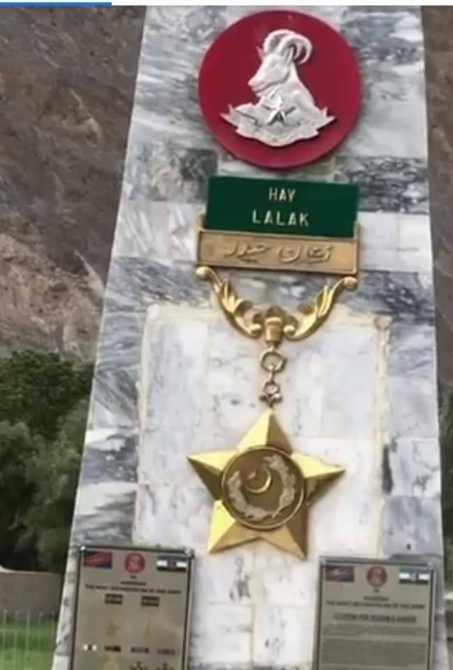 Voiceofskd's tweet photo. #GilgitBaltistan
گلگت بلتستان کے عظیم سپوت حوالدار لالک جان شہید نشان حیدر کا 22 واں یوم شہادت آج عقیدت اور احترام سے منایا جارہا ہے۔ فورس کمانڈر گلگت بلتستان نے شہید حوالدار لالک جان شہید نشان حیدر  کے مزار پر حاضری دی۔ اس موقع پر گارڈ آف آنر پیش کیا گیا اور فاتحہ خوانی کی گئی۔ https://t.co/AjOCWYrlhU