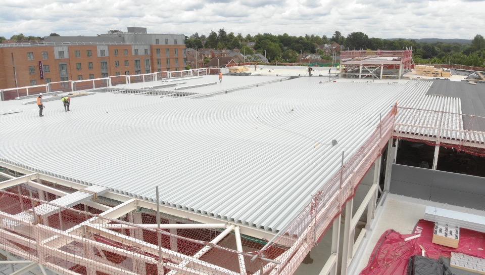 New progress photos from the new Carnival Leisure Centre in @Wokinghamboroughcouncil! As the steel structure is completed, the works to the elevations are progressing well. The first elevation frames are installed together with the glazing and the roof is getting completed. 💪🏽