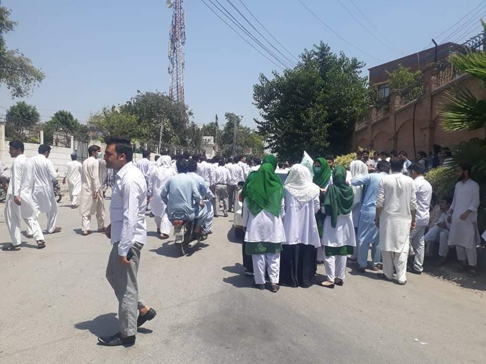 YAHPAOfficial's tweet photo. Allied health Professionals protesting infront of Peshawar press club
اس قوم کو شمشیر کی حاجت نہیں رہتی
 ہو جس کے جوانوں کی خودی صورت فولاد
#ApproveAHPCouncilBill
@ImranKhanPTI
@BabarAwanPK
@nhsrcofficial
@fslsltn
@MaryamNSharif
#مزاحمت_زندگی_یے ⁦✌️⁩🚩 https://t.co/JoqrxPOCvl