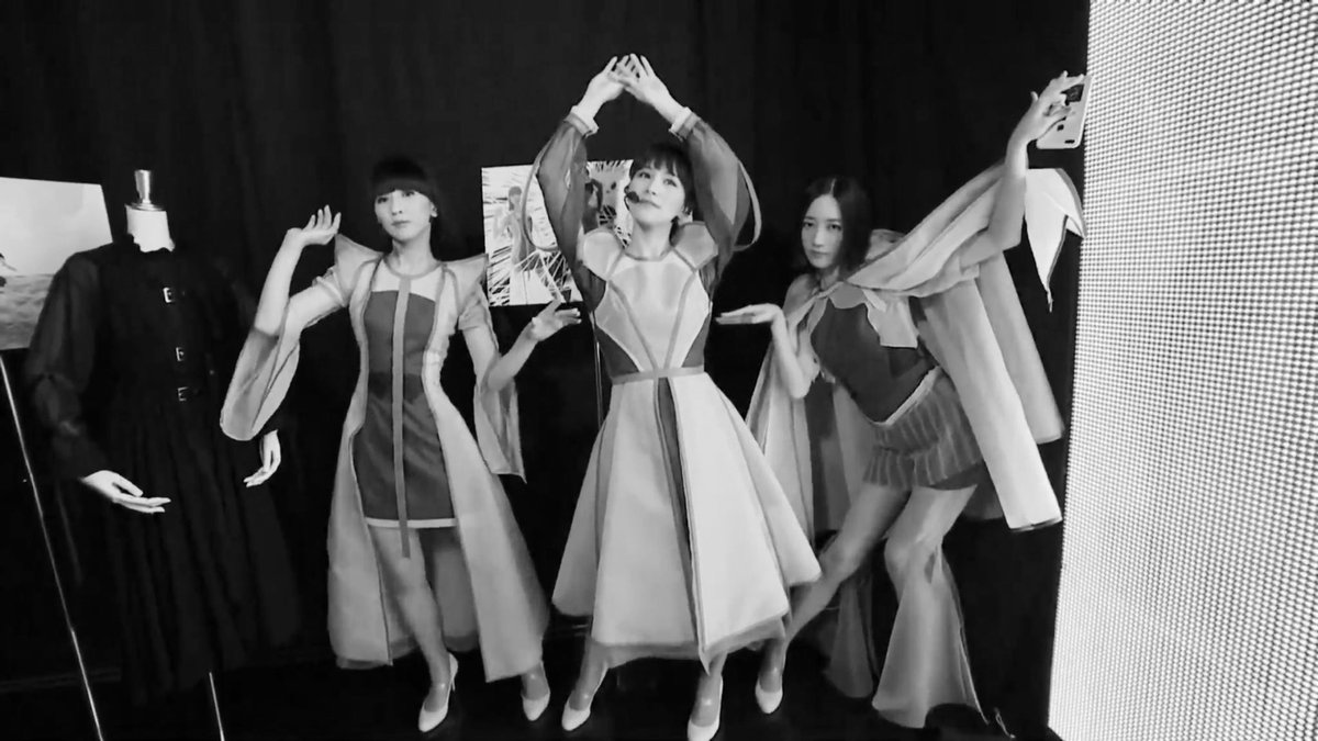 𝒮𝒶𝓃𝒸𝒽𝒶𝓃 Perfumeの衣装デザイナーのセンスと演出の近未来なビジュアルイメージから何かとバウハウスみ感じられる そこは嫌いじゃないけど リフレイムの実験的映像も今回のポリゴンもトリアッティックな要素感じたし
