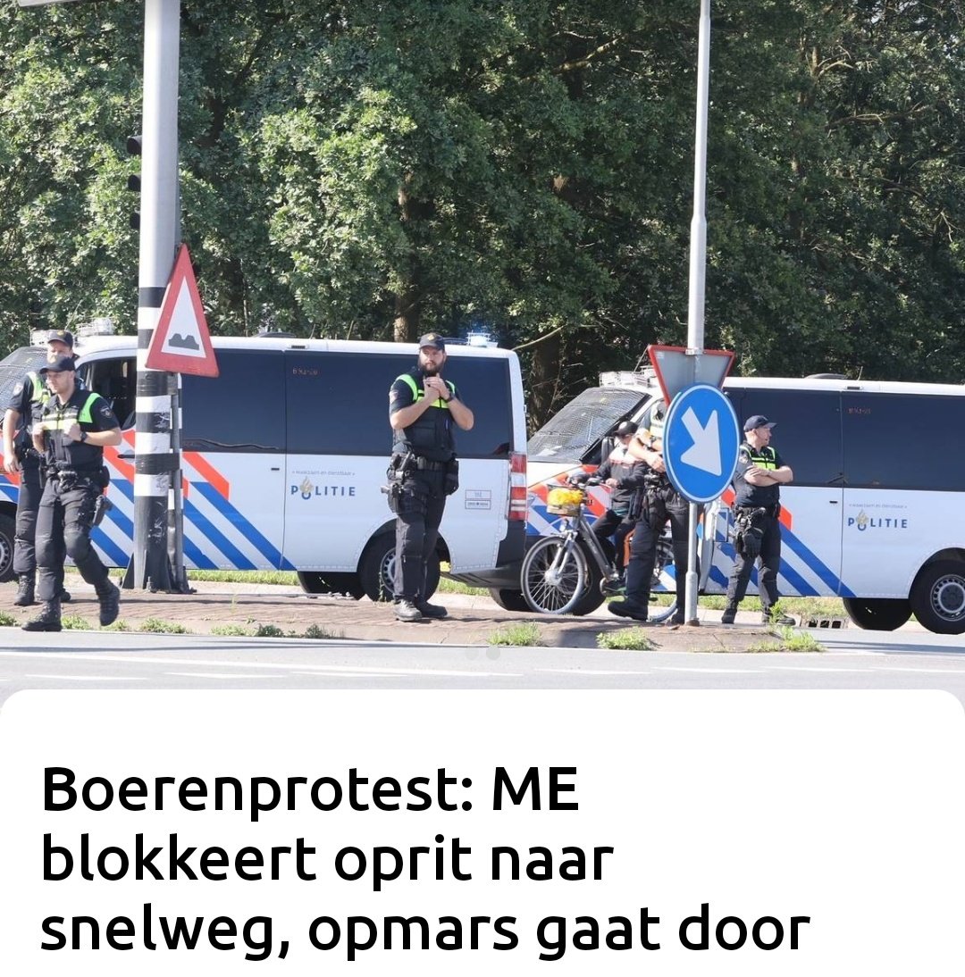 Boerenprotest; ME blokkeert oprit naar de snelweg #A50.