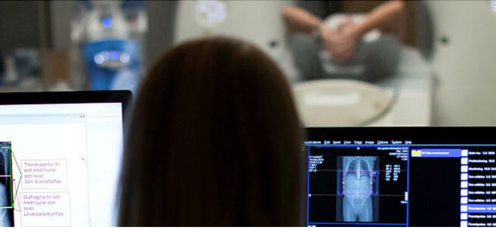 AI kan hjälpa sjukvården att ta stora kliv inom bilddiagnostik och administrativa processer. I ett samarbete med bland annat <a href="/AstraZenecaSE/">AstraZeneca Sverige</a> och <a href="/AISweden/">AI Sweden</a>, rekryterar #sahlgrenska nu unga talanger till utbildningsprogrammet Eye for AI. sahlgrenskaliv.se/su-fortsatter-…