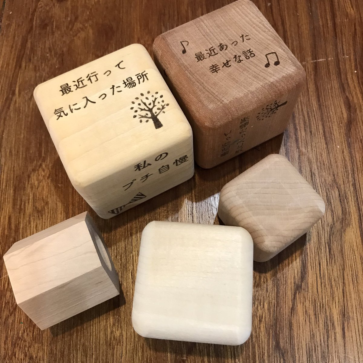 matsumotoshoka's tweet photo. 蓮根集会所で子育て講座やママパパ交流会を開催する #neruco さんの依頼で、アイスブレイクに使えるサイコロを作成中。
加工を@asukayama_works のサイトーさんにお願いしています。
サンプルはけっこうかわいいくできたけど、なんと転がりにくいという弱点が😅
#トーキングキューブ
#talkingcube https://t.co/yCJKsEulqt