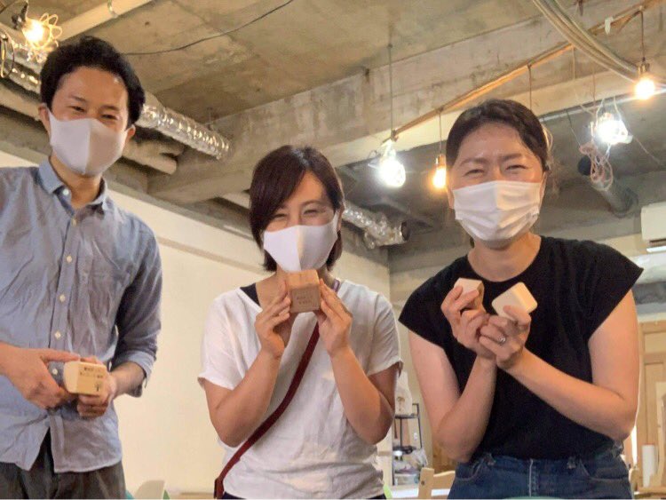 matsumotoshoka's tweet photo. 蓮根集会所で子育て講座やママパパ交流会を開催する #neruco さんの依頼で、アイスブレイクに使えるサイコロを作成中。
加工を@asukayama_works のサイトーさんにお願いしています。
サンプルはけっこうかわいいくできたけど、なんと転がりにくいという弱点が😅
#トーキングキューブ
#talkingcube https://t.co/yCJKsEulqt