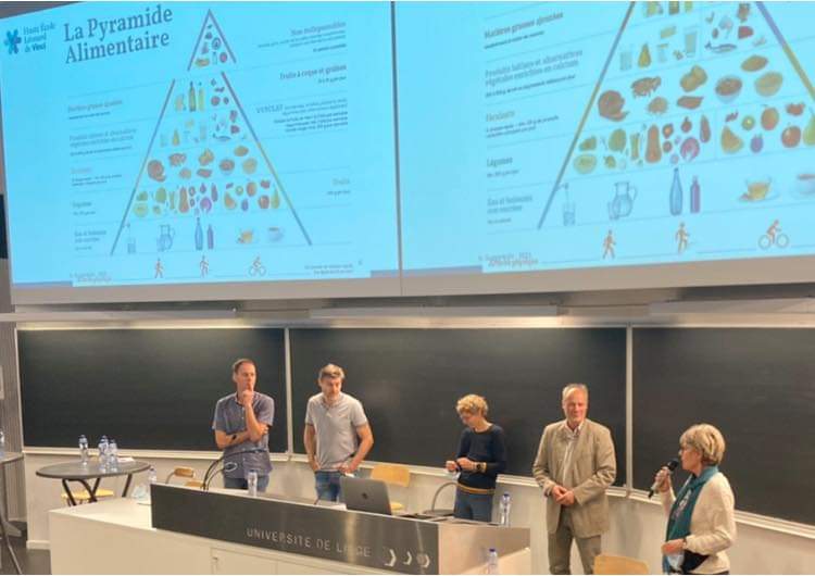 💥 Moment fort de la journée numéro 4️⃣ 💥

🍏🥩🌱

Christian Jonet de la <a href="/CATL_be/">CeintureAlimentTerre</a> est venu ce mardi 7 juillet nous parler d’alimentation durable. 

Avec Nicolas Guggenbuhl, Céline Ernst et Bernard Heinesch, ils ont amené une réflexion sur l’empreinte carbone de notre nourriture.