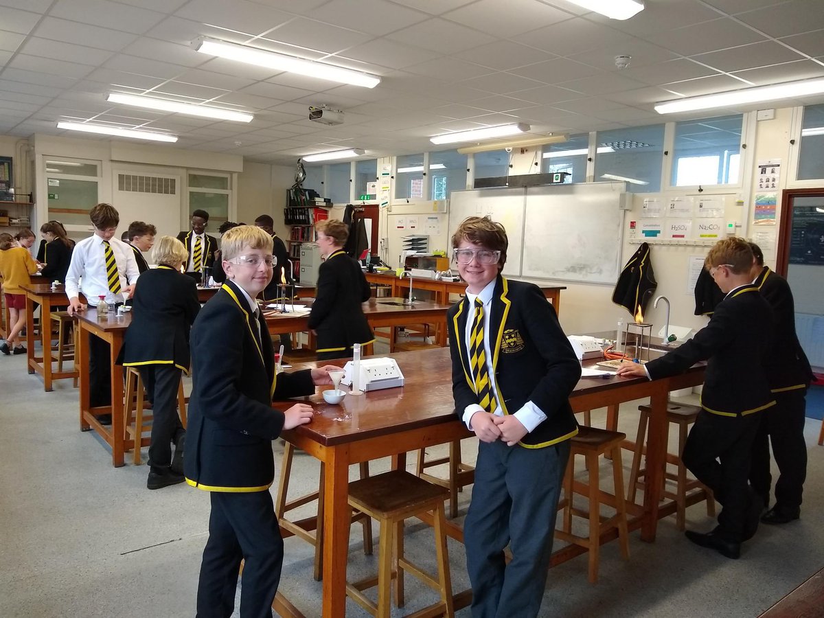 oratoryschool's tweet photo. Last week, a carousel of @OS_CoCurricular #endofterm activities included Oratory scientists investigating light and honing their lab skills to make Epsom salt. #physics #chemistry #iheartscience @oratoryscience 🧑‍🔬👩‍🔬🧪 https://t.co/5kuAUu2Yde