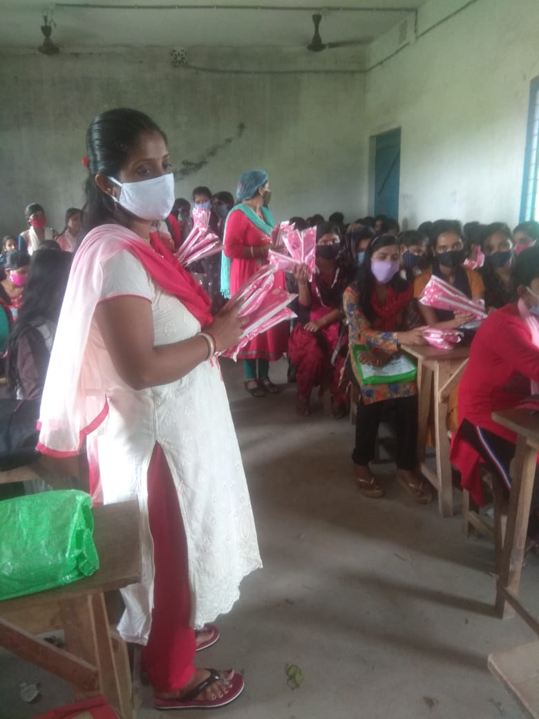 CscMalda's tweet photo. Today Stree Swabhimaan Sanitary Napkins free delivery to Laxmipur High school 
VLE Name-Susmita Sarkar
District- Malda
Block-Kaliachak-III
GP- Laxmipur
@dintya15 @rsprasad @CSCegov_ @arupwbanchor @ArnabCh97014674 @stree_swabhiman @cscwestbengal @PatankarRishi @Piyush40160833 https://t.co/zVLcUl5q0v