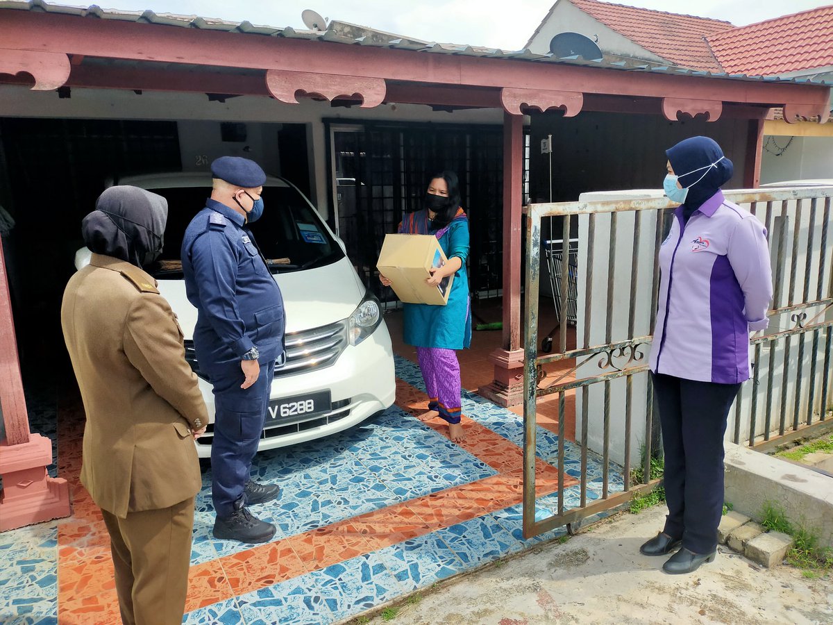 7/7/21, Rabu- PDRM bgnding bahu bsma RELA dlm OP BANTU di skitar Temerloh, slh satu inisiatif mbntu golongan yg tptus sara hidup akibat wabak Pandemik.

#OPBANTU #TEMERLOH #SETIAMEMBANTU #SETIABERBAKTI
<a href="/relamalaysia/">relamalaysia</a> <a href="/relapahang/">RELA Negeri Pahang</a> <a href="/IsmailSaid087/">DS Dr. Ismail Mohamed Said</a> <a href="/yahyakgc/">Yahya Sulaiman</a> <a href="/abdaziz_sidi/">aziz</a> <a href="/PrdTemerloh/">PRD Temerloh</a>