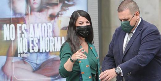 Ya esta aquiiiii, la macarra paracaidista ha venido a echar gasolina a Granada, como si no tuviéramos bastante de eso. Macarena, aquí lo que hace falta es alguien que curre por la ciudad, de incendiarios ya estamos hartas.