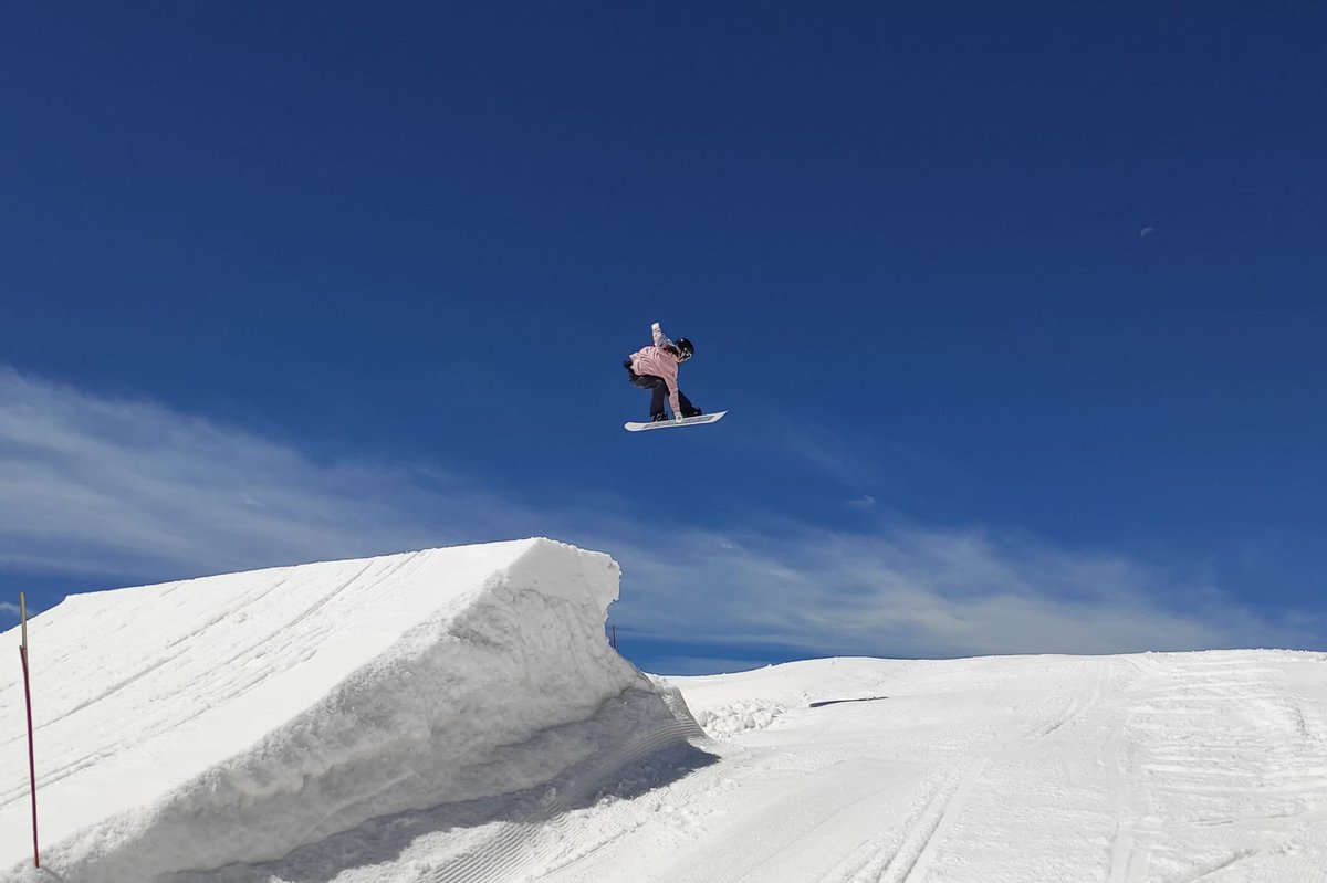 rfedinv's tweet photo. ¿Conoces a las nuevas incorporaciones en los equipos #RFEDI?
👉🏼🏂 Os presentamos a Nora Cornell, joven #snowborder del Club Snowboard & Freeski Cerdanya y @fceh_cat
¡Un valor en alza del snowboard femenino que se incorpora al equipo nacional!
¡BIENVENIDA, NORA!
#MujerYNieve https://t.co/KfHkxB1XA7
