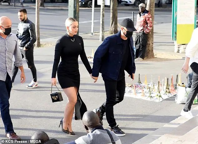 SpainKP_Media's tweet photo. FOTOS | @katyperry y Orlando entrando en un restaurante cerca de la Torre Eiffel. https://t.co/FVomtUXGFO