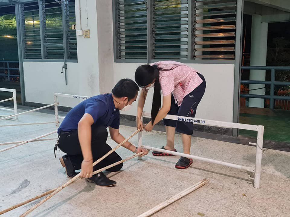 Psanitwong's tweet photo. 6 ก.ค.64 #วัดพระธรรมกาย และมูลนิธิธรรมกาย ได้จัดสร้างเตียงสำ��ร็จรูปทำด้วยโครงเหล็กและไม้อัด 300 เตียง ส่งมอบให้กับวิทยาลัยการอาชีวศึกษาปทุมธานี ซึ่งเตรียมพร้อมสำหรับการเป็นโรงพยาบาลแห่งใหม่ รองรับผู้ป่วยติดเชื้อโควิด-19 ในพื้นที่จังหวัดปทุมธานี #โควิด19 #โควิดวันนี้ https://t.co/ZuuE3e3XA7