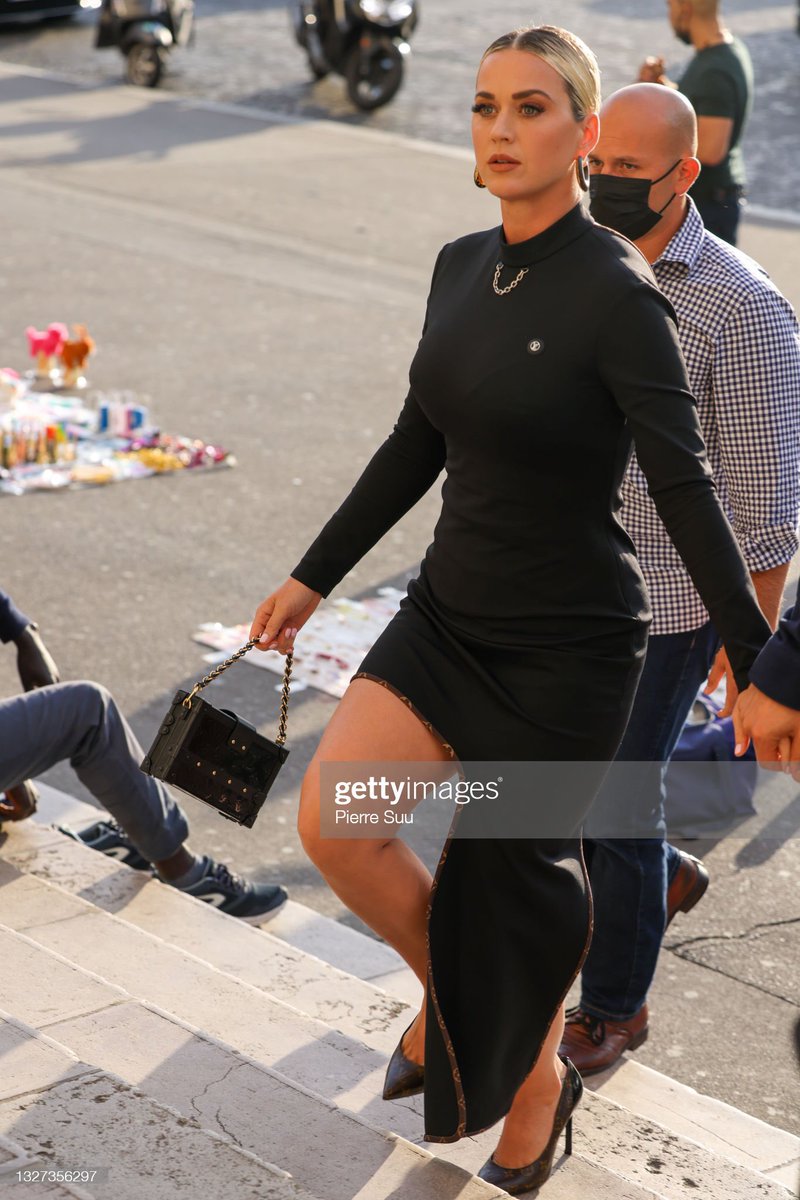 SpainKP_Media's tweet photo. FOTOS | @katyperry y Orlando entrando en un restaurante cerca de la Torre Eiffel. https://t.co/FVomtUXGFO