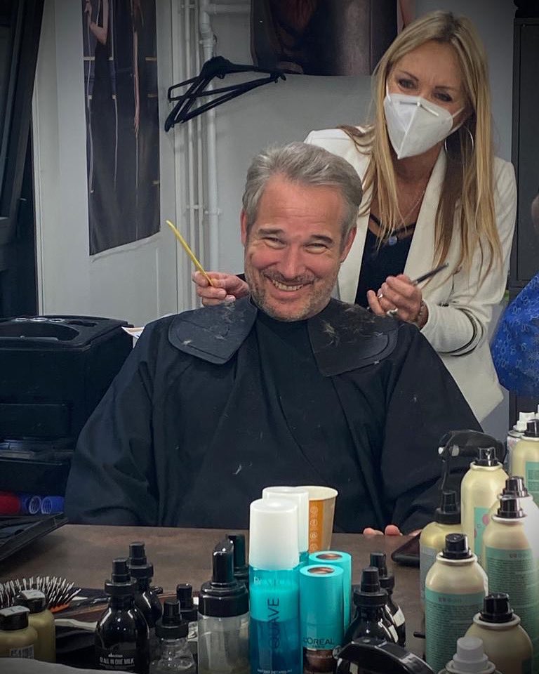 Fabricedeville_'s tweet photo. J’hésite ce matin des extensions, un changement de couleur 😂🤪 sans oublier à la fin… la laque pour le maintien 😁
la détente avant le tournage !
Merci #Francine #mespartenairesontdutalent #UnSiGrandSoleil #TeamUsgs #trucdacteur @UnSiGrandSoleil @France2tv #francetvstudio https://t.co/SOHSCHrwuL