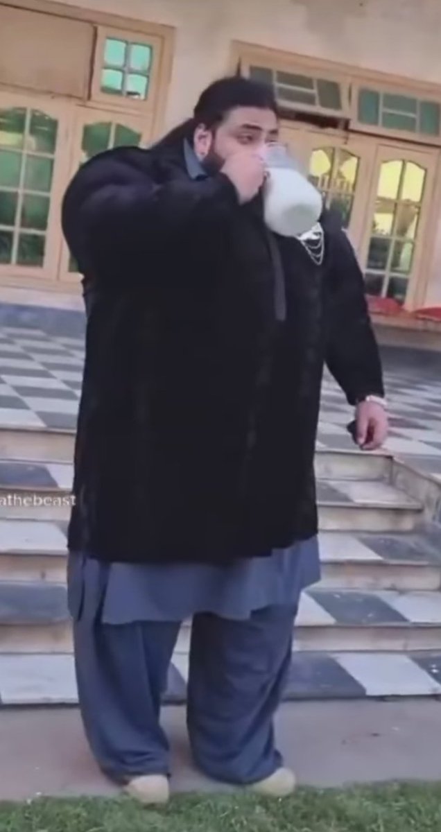 Caradroc saray bahçesinde içeceğini yudumluyor