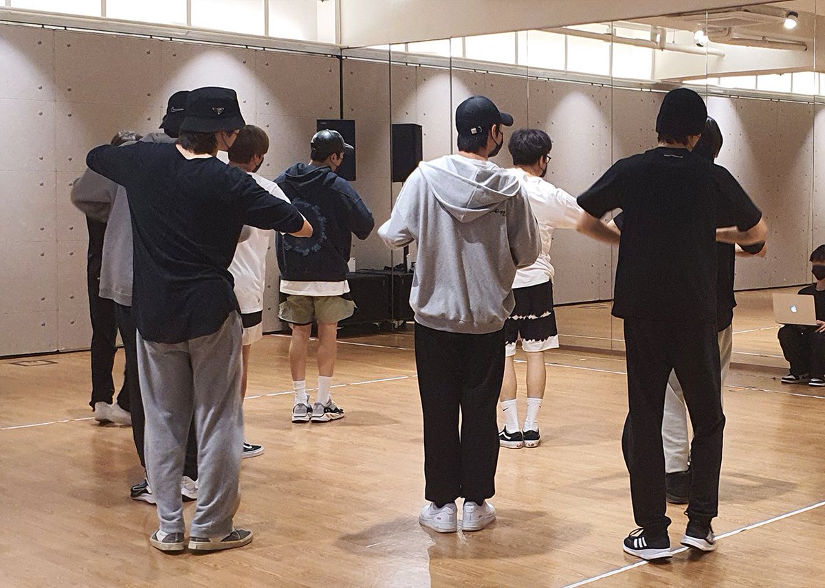 Younghograph's tweet photo. But you see, we're cooperating just fine preparing for various projects you may like. https://t.co/jfDwcZacDx