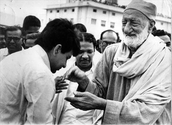 shahrazashah20's tweet photo. آج پرانی راھوں سے!! کوٸی مجھے اواز نہ دے!! #RIPDileepKumar #DilipKumar https://t.co/MGybrAzr4K