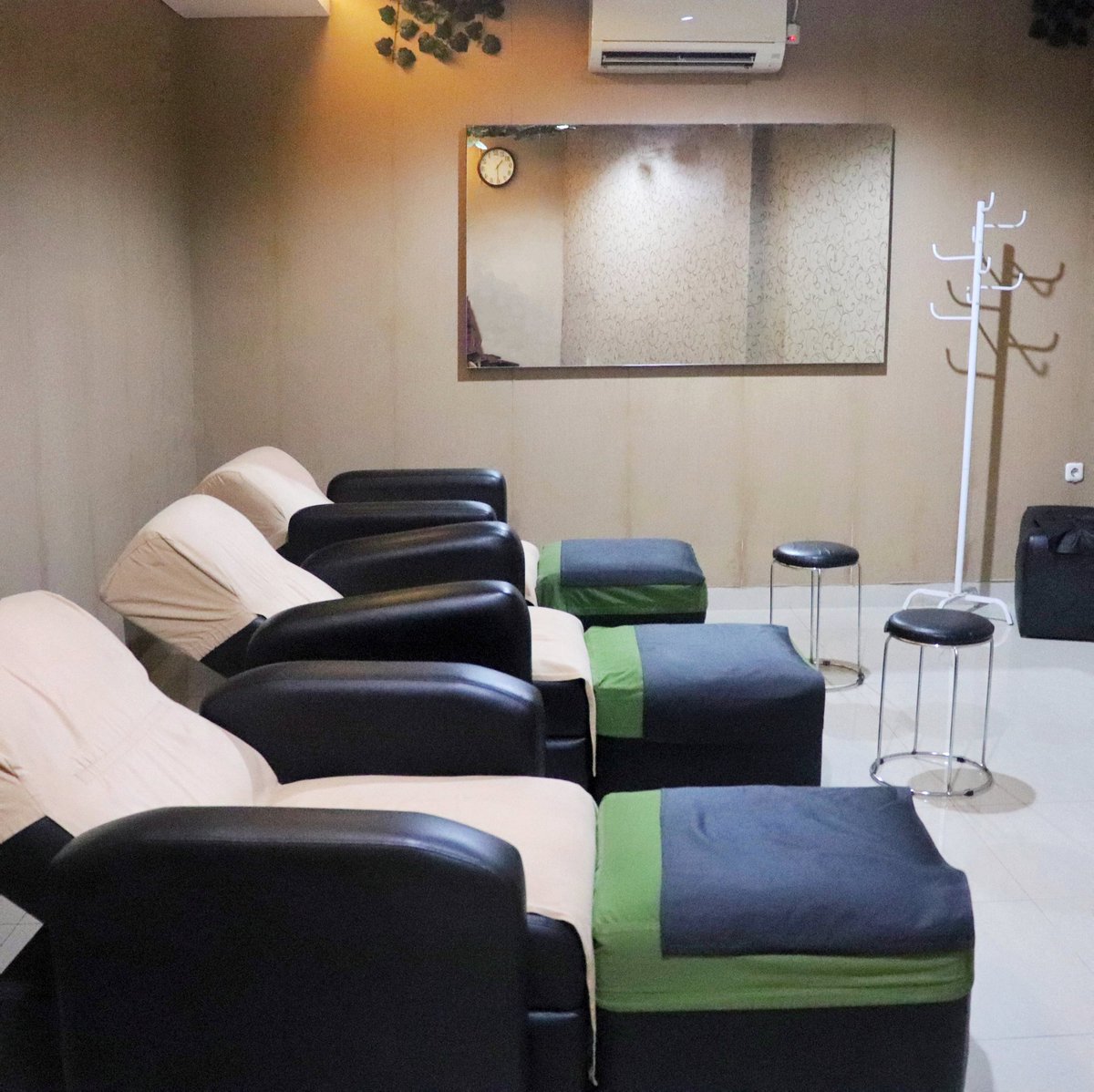 RadjaReflexy's tweet photo. Adalah prioritas kami untuk memberikan kenyamanan terbaik untuk kamu, sehingga tubuh dan pikiran kamu kembali segar💚

Selalu terapkan 3M (Mencuci tangan, Memakai Masker, Menjaga Jarak) juga di kehidupan sehari-hari kamu ya..

#pijatrefleksi #ShopeePuncak77 #Loki https://t.co/JhkzJK4ch1