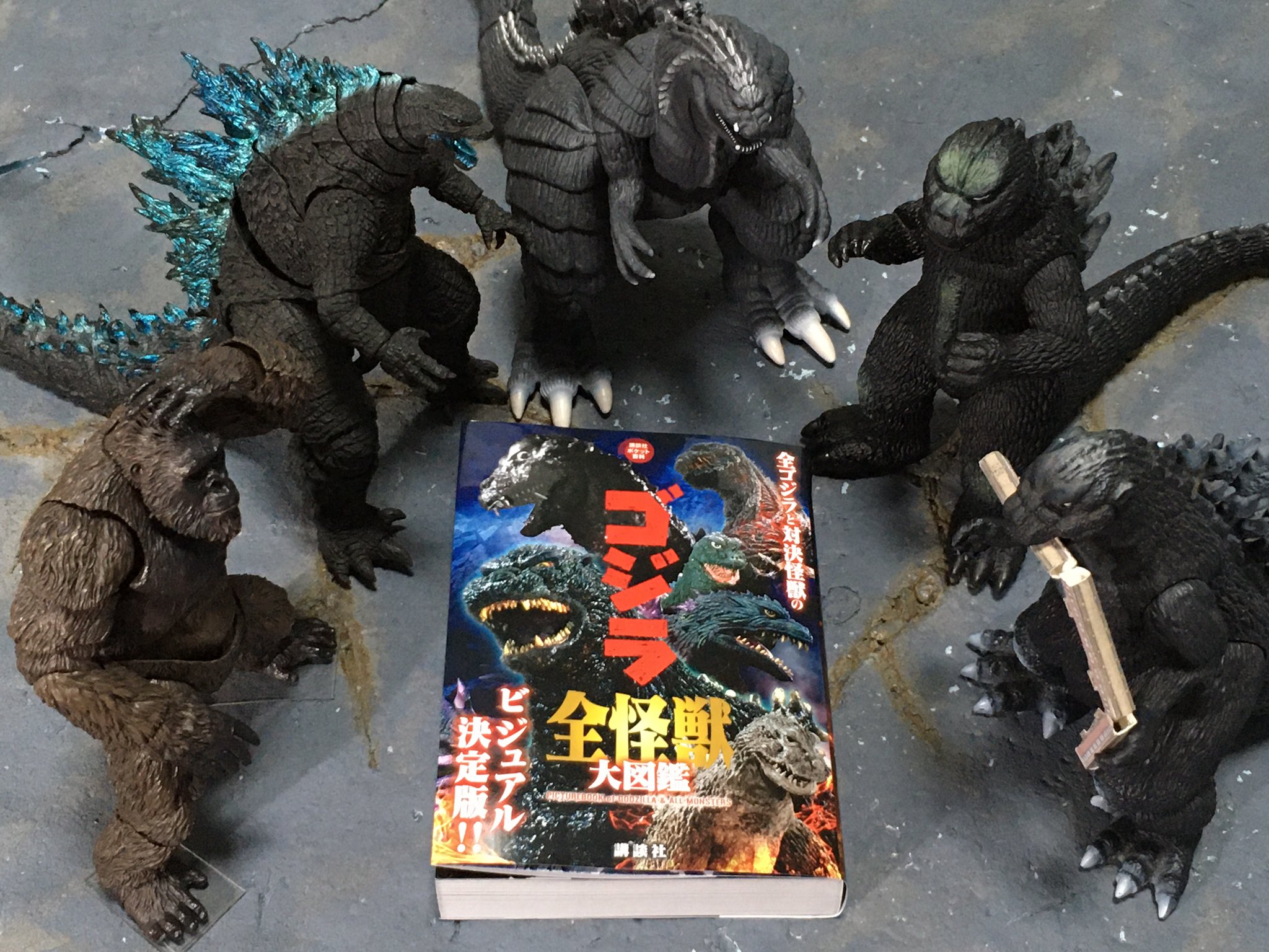 タカ Youtuber ゴジラ全怪獣大図鑑をゲット 初代ゴジラから最新作までエメゴジやアニゴジも含めてゴジラ シリーズを網羅してるのはもちろん サンダ ガイラやゲゾラ ガニメ カメーバやゴッドマンなども紹介 宇宙人や搭乗メカまで掲載したゴジラ図鑑の