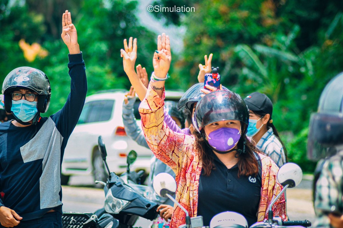 MFMandalay's tweet photo. ၇.၇.၆၂ ကို လုံးဝမမေ့ကြောင်း မန္တလေးမြို့ ဆိုင်းဘုတ်လှလှအောက်မှာ စစ်ခွေးအုပ်စု (၂) စုကြား အောင်မြင်စွာ ကြွေးကြော်ဆန္ဒပြတော်လှန်ခဲ့တဲ့ ကျန်းမာရေးမိသားစု-မန္တလေး သပိတ်စစ်ကြောင်း
#ဆဲဗင်းဂျူလိုင်_မမေ့နိုင်
#7JulyMovement
#medical_family_mandalay
#အရေးတော်ပုံ_အောင်ရမည် https://t.co/q3NhjVYrDu